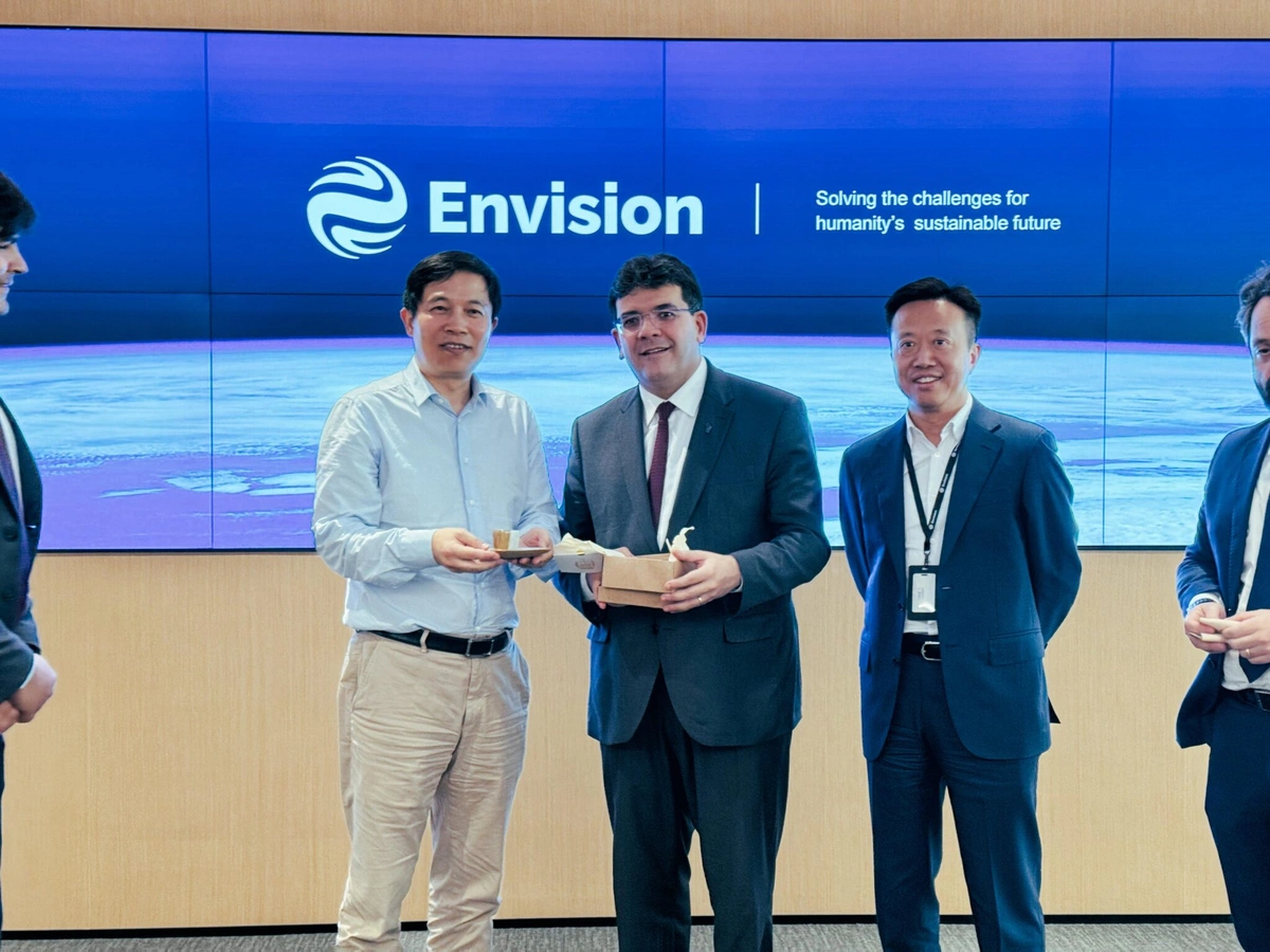 Governador Rafael Fonteles com executivos da reunião com executivos da empresa Envision