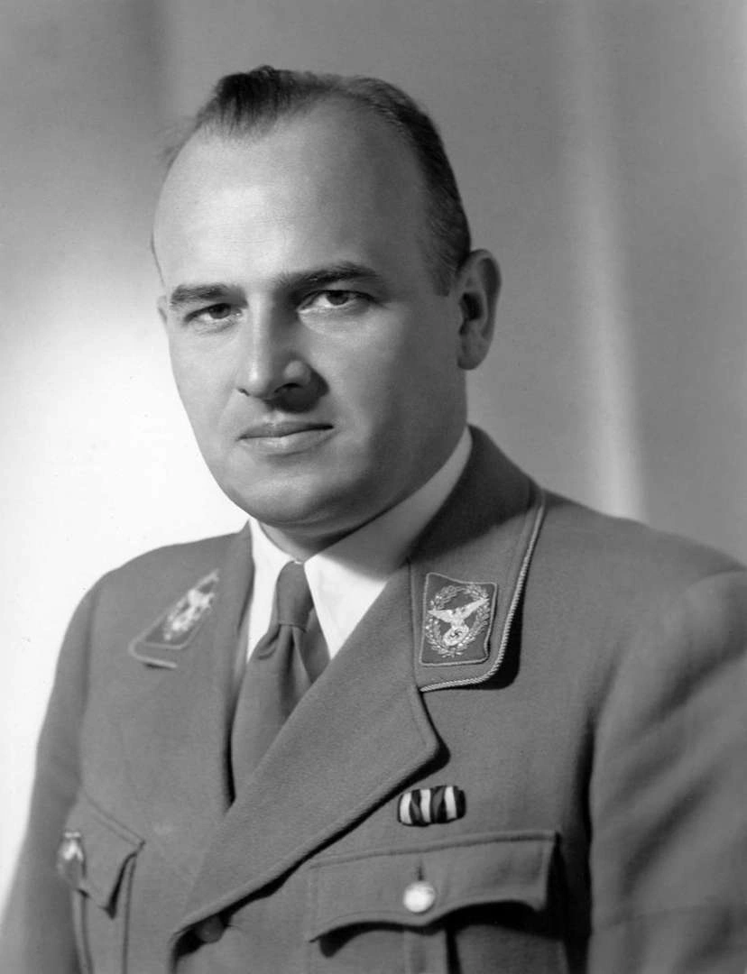 Hans Frank serviu como advogado pessoal de Hitler e mais tarde como consultor jurídico do Partido Nazista. Ele acabou se tornando governador-geral dos territórios poloneses ocupados. Frank foi considerado culpado de crimes de guerra e crimes contra a humanidade em Nuremberg e foi executado por enforcamento.