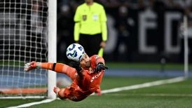 Léo Jardim defendendo pênalti de Álex Telles