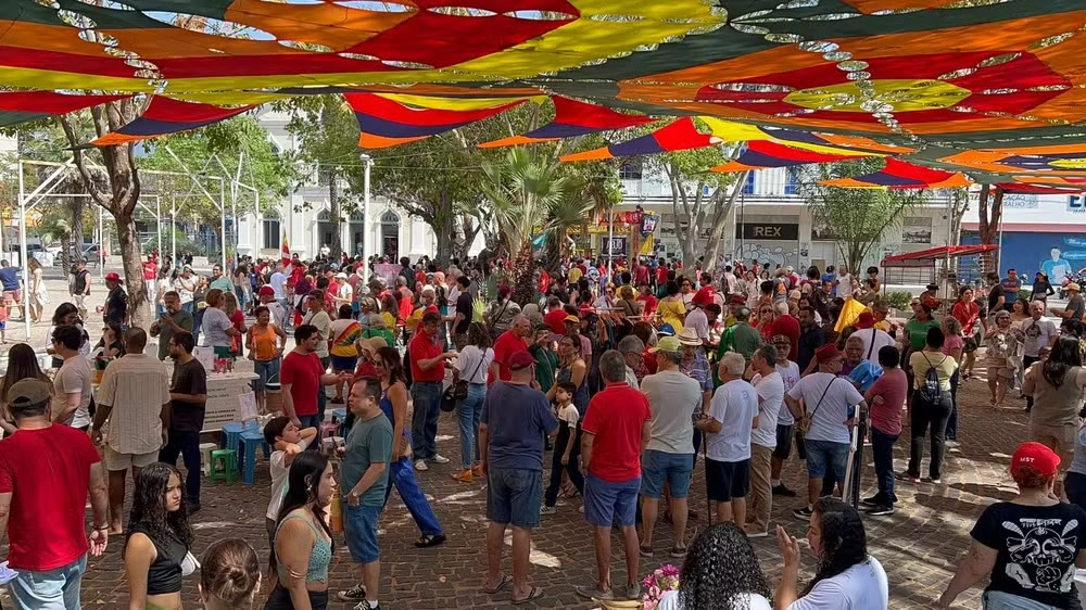 Manifestantes realizam ato contra PEC da Blindagem e Projeto da Anistia em Teresina