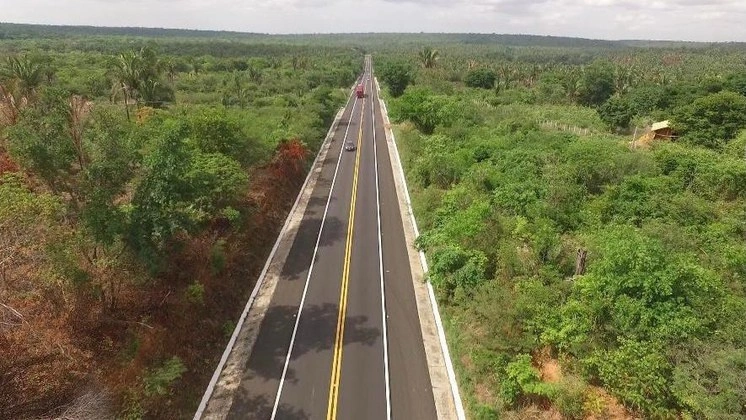 O DNIT explicou que a medida é necessária porque a adutora em questão passa por uma das vigas do novo viaduto em construção na BR-343
