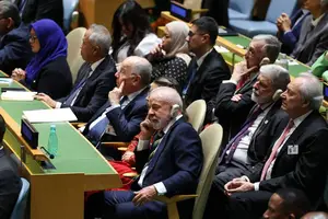 O presidente Luiz Inácio Lula da Silva escuta o discurso do americano Donald Trump na ONU (Foto: Angela Weiss)