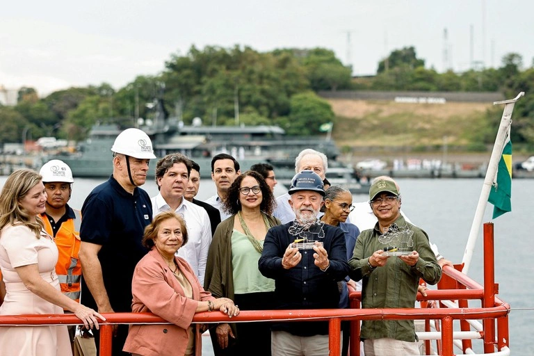 O presidente Lula ao lado do presidente da Colômbia, Gustavo Petro, em uma das balsas do programa Norte Conectado: internet de qualidade para 10 milhões de brasileiros na região Norte