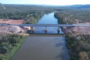 Ponte sobre o rio Parnaíba, ligando as cidades de Ribeiro Gonçalves, no Piauí, e Tasso Fragoso, no Maranhão (Foto: DNIT)