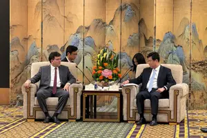 Rafael Fonteles com Sr. Zhao Long, governador da Província de Fujian (Foto: Juliana Oliveira)
