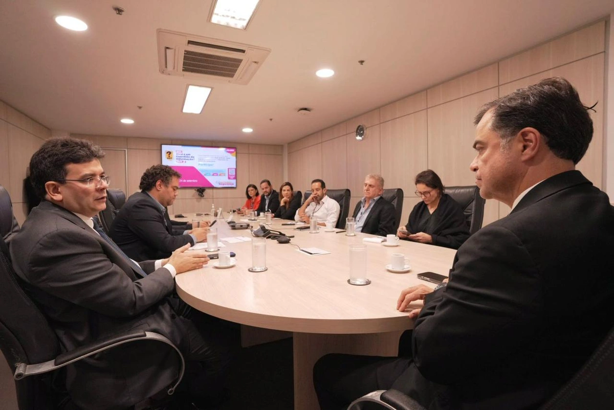 Rafael Fonteles em reunião com o diretor presidente da ANEEL, Sandoval Feitosa
