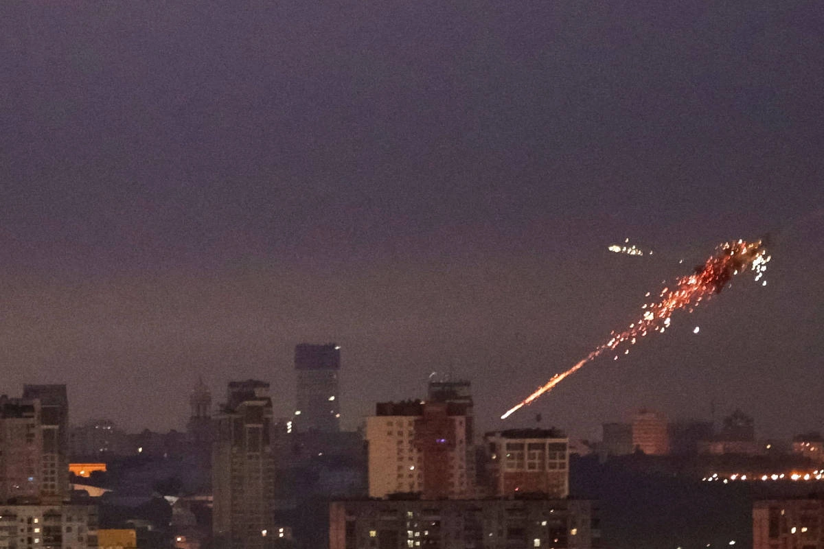 Explosão de um míssil no céu de Kiev durante ataque russo com mísseis e drones na madrugada de domingo (28)