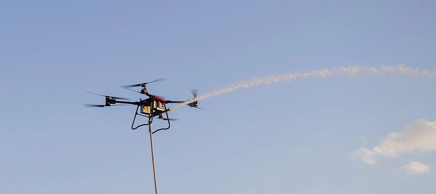 Resultado de anos de pesquisa e desenvolvimento da equipe técnica da UAVI, o UAVI100 se diferencia por integrar sistemas avançados de lançamento de água e espuma, câmeras térmicas de alta definição
