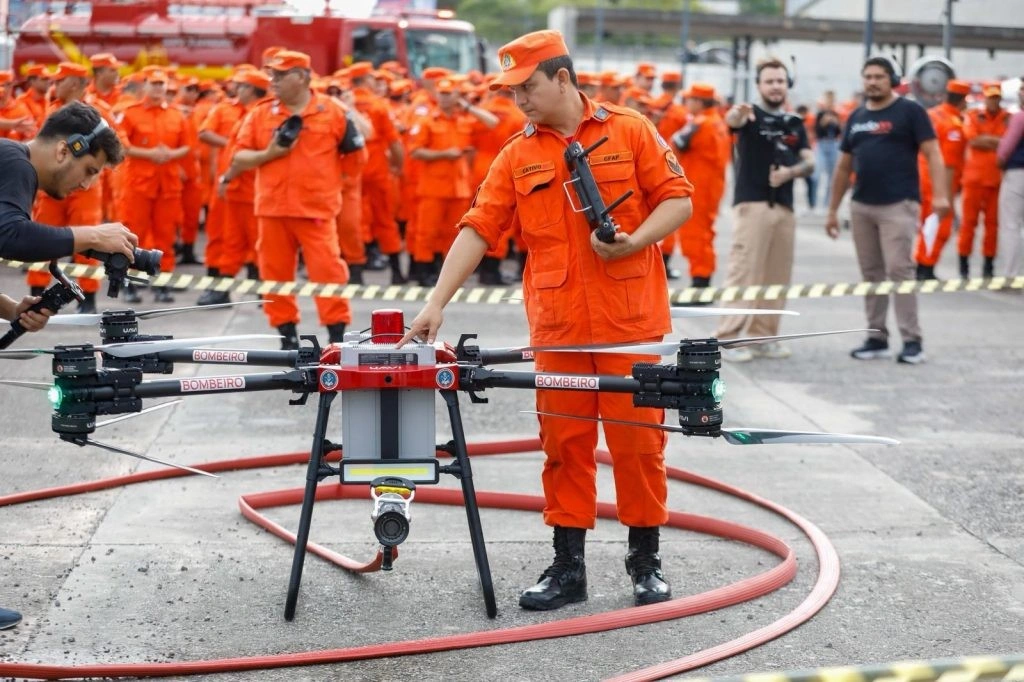 UAVI100 – Bombeiro, um drone de alta performance projetado para atuar em incêndios urbanos, industriais e florestais.