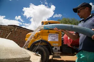 Veículo da Operação Carro-pipa fazendo abastecimento de cisterna (Foto: Reprodução)