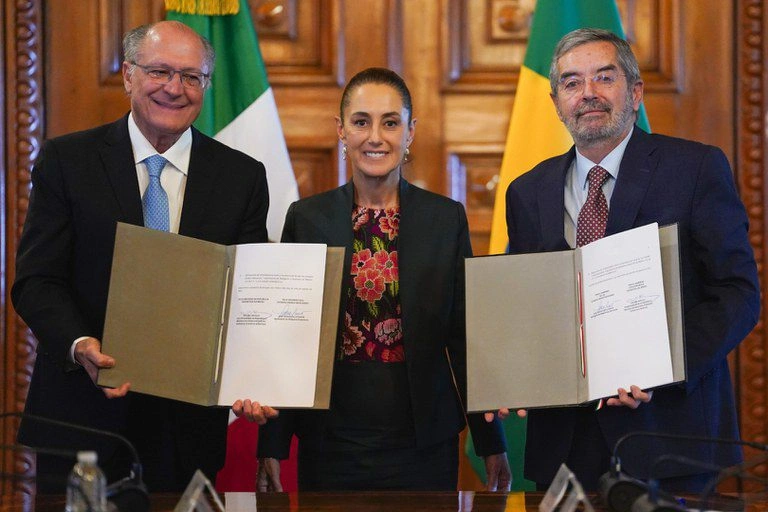 Vice-presidente Alckmin e a presidenta Claudia assinam entendimentos na Cidade do México