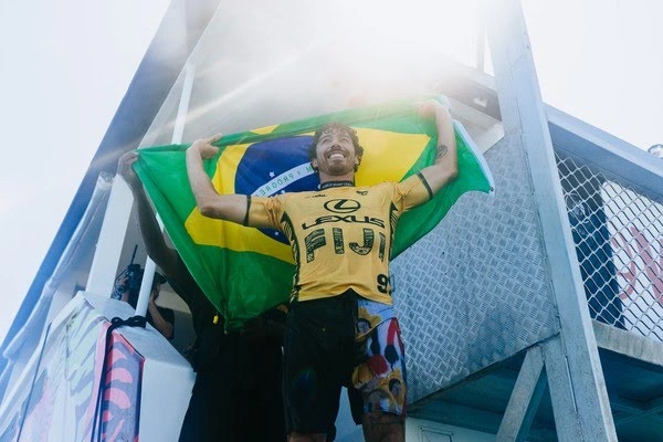 Yago Dora festejando com a bandeira do Brasil