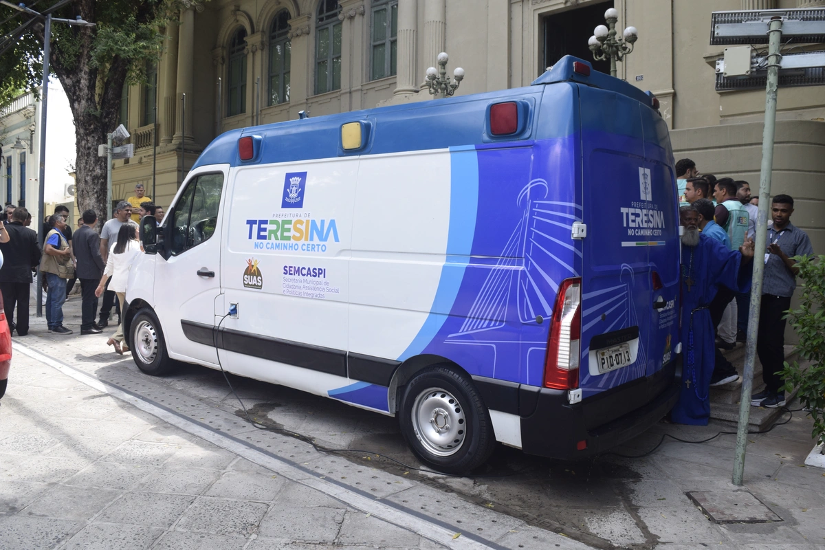 Carro adaptado para proporcionar banhos a moradores de rua