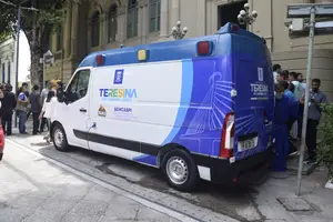 Carro adaptado para proporcionar banhos a moradores de rua (Foto: Ailton Oliveira/Revista40graus)