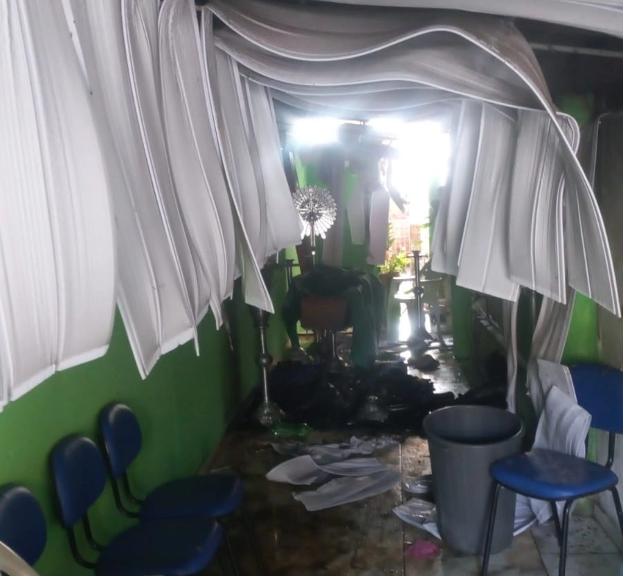 Criminosos invadem velório, atiram em corpo e ateiam fogo no caixão na zona norte de Teresina