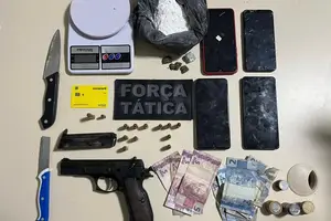 Drogas apreendidas em Valença na posse de duas mulheres e outros utensílios (Foto: Polícia Militar)