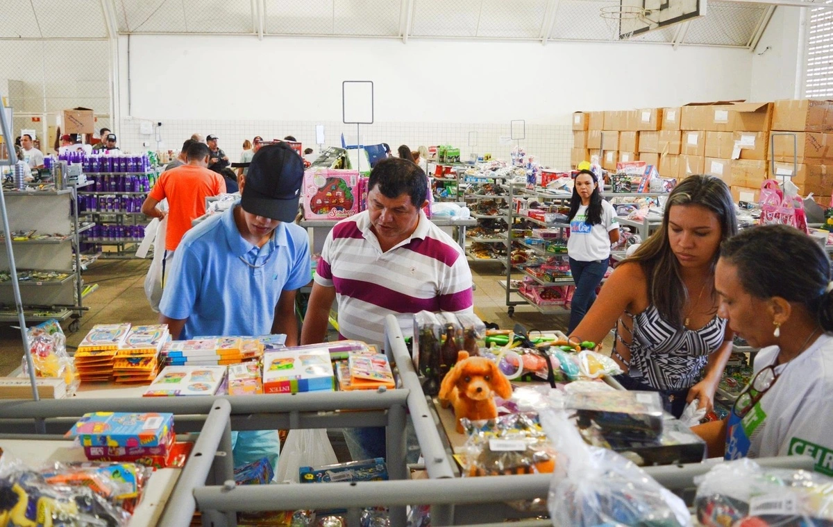 Evento oferece eletrônicos, roupas e outros itens a preços acessíveis; renda será destinada a instituições sociais