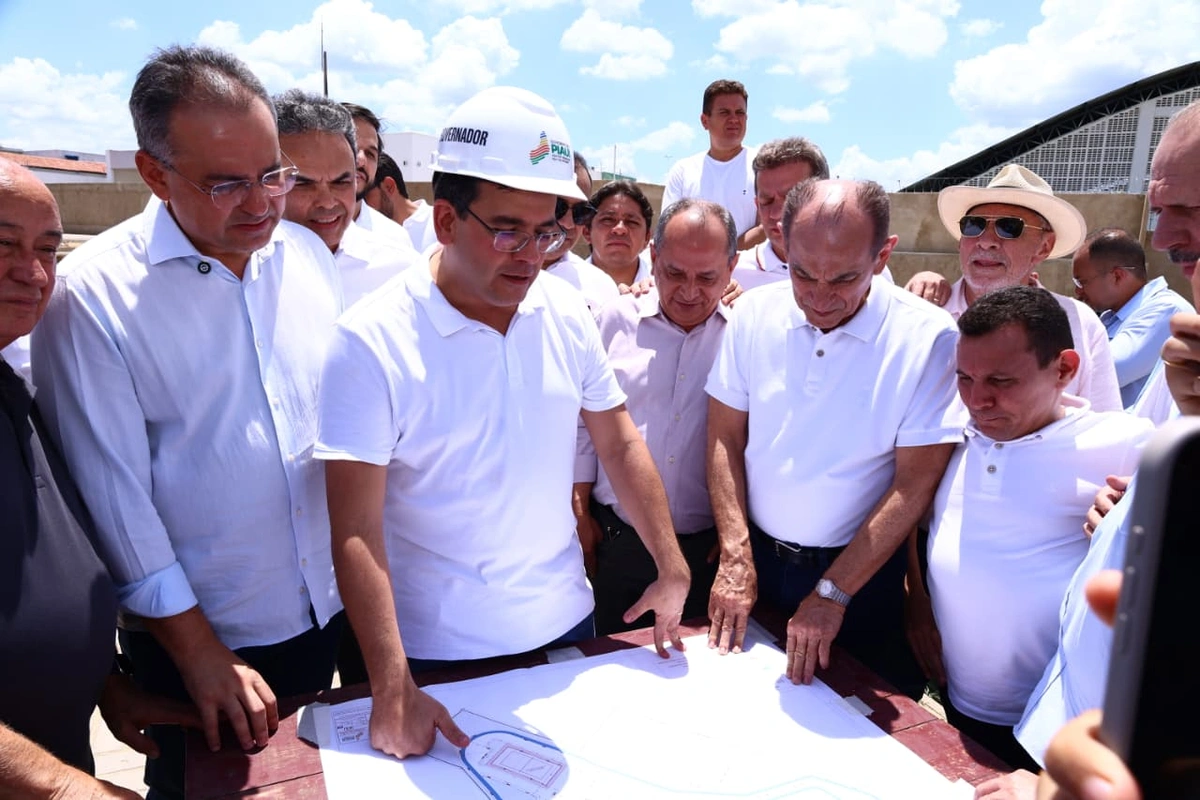 Governador visita obras de centro comercial e espaço esportivo em Oeiras