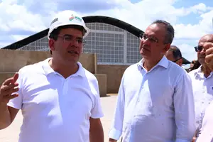 Governador visita obras de centro comercial e espaço esportivo em Oeiras (Foto: Thiago Botelho)