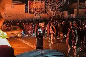 Manifestantes em protesto contra o governo do Irã no fim de semana (Foto: Reprodução | MAHSA / MIDDLE EAST IMAGES / AFP VIA GETTY IMAGES)