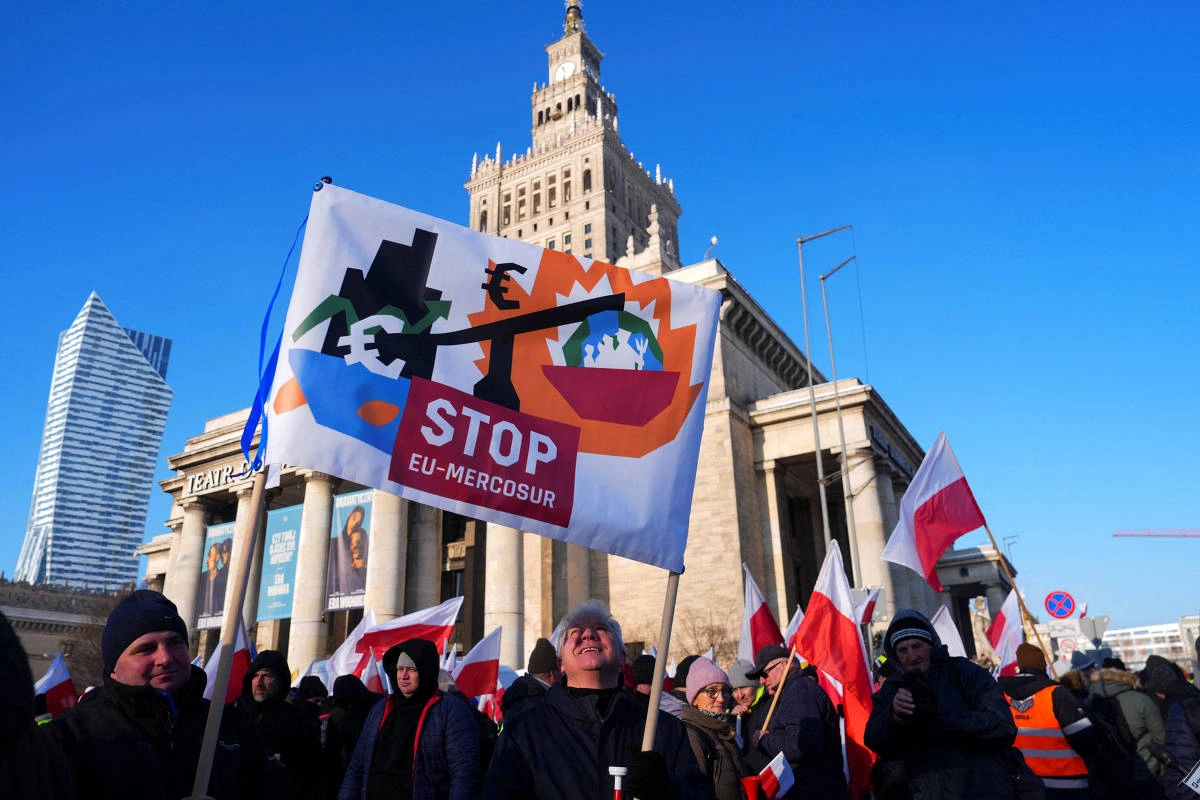 Manifestantes protestam contra o acordo UE-Mercosul no centro de Varsóvia, nesta sexta-feira (9)