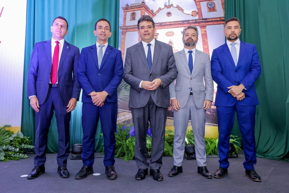 Membros do Conselho da Ordem do Mérito Renascença tendo o governador Rafael Fonteles como Grão Mestre