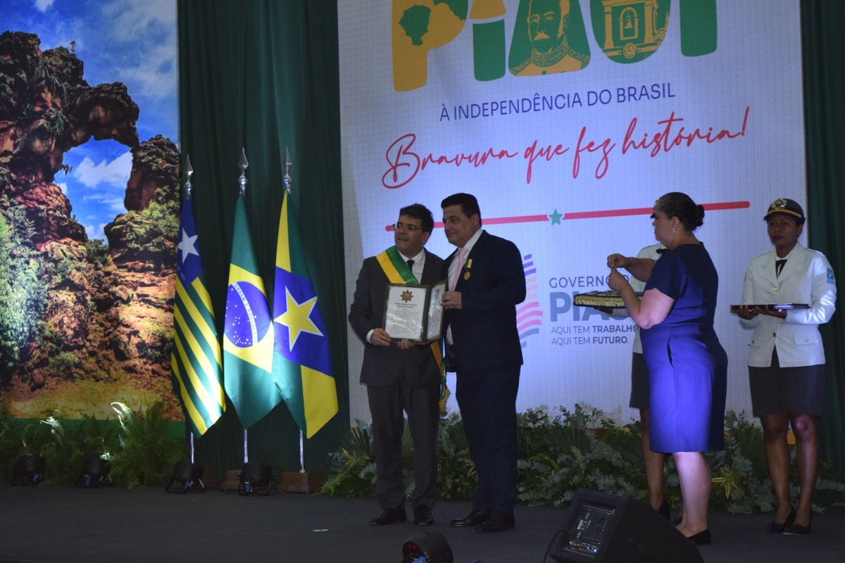 O governador do Piauí, Rafael Fonteles, entrega a medalha/ordem para o ativista, empreendedor social e servidor público Gustavo Henrique