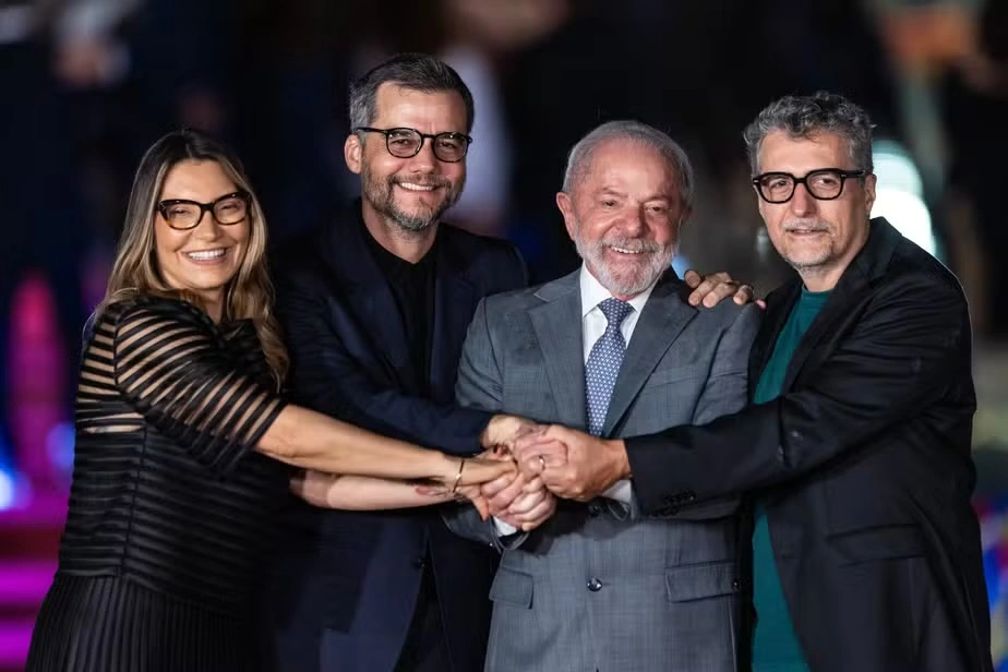 O presidente Lula, primeira-dama Janja Lula da Silva, o ator Wagner Moura e o diretor Kleber Mendonça Filho, em sessão especial no Palácio da Alvorada