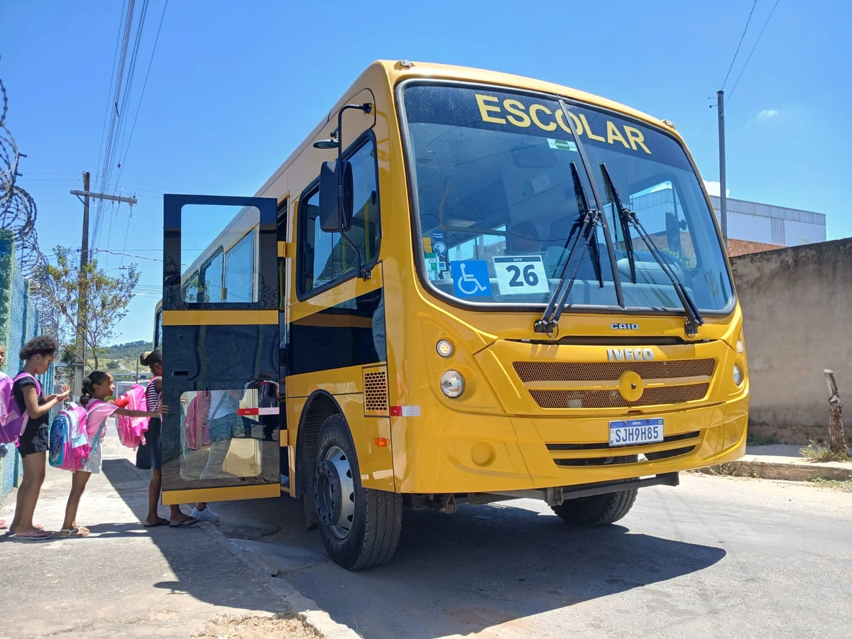 Ônibus escolar