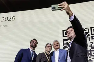 Os governadores Eduardo Leite (PSD), Romeu Zema (Novo), Ronaldo Caiado (PSD) e Ratinho Jr. (PSD) em selfie no auditório do hotel Grand Hyatt, em São Paulo, durante evento de bancos de investimento UBS (Foto: Eduardo Knapp)