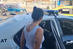 Raiane Campos de Oliveira, apontada como chefe de bando que dopou e roubou turistas em Ipanema, é presa no Complexo do Chapadão (Foto: Polícia do RJ)