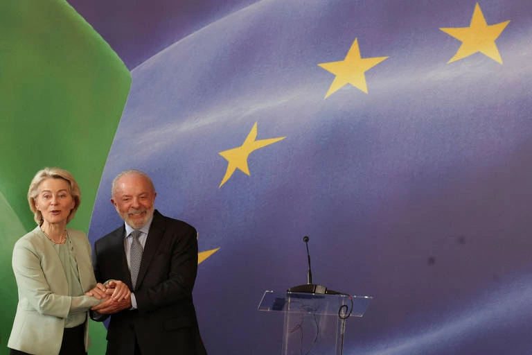 Reprodução | A presidente da Comissão Europeia, Ursula von der Leyen, e o presidente do Brasil, Lula, durante evento de assinatura do acordo entre União Europeia e Mercosul