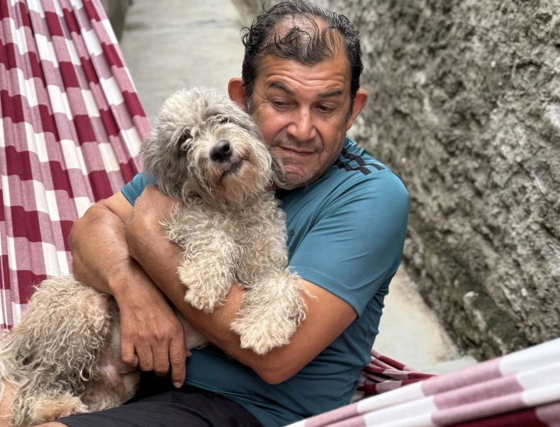 Seis meses de buscas, tutor reencontra cão desaparecido