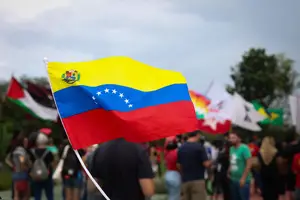 Venezuela bandeira em movimento popular (Foto: Reprodução)