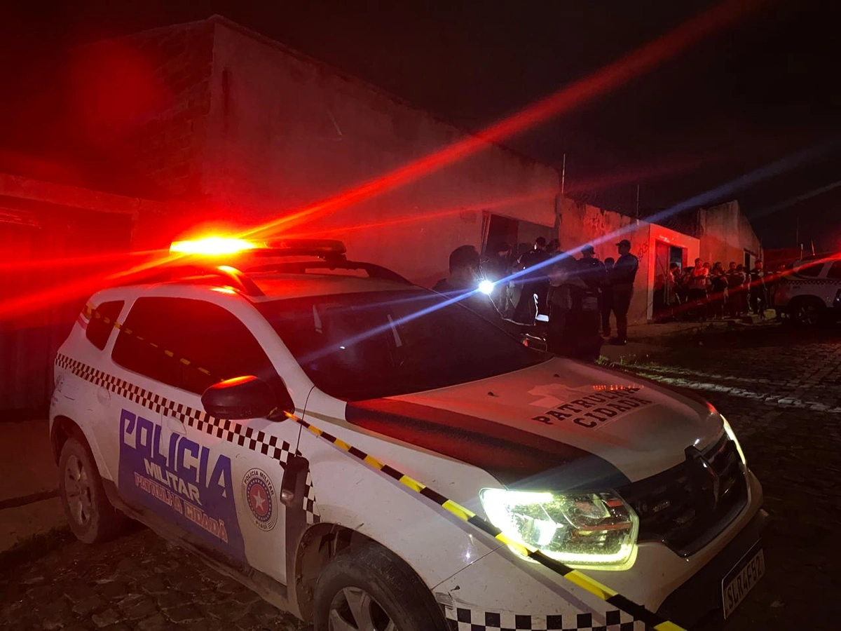Viatura da PM-PI no isolamento da área
