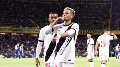 Adson marca o gol da vitóra vascaína contra o Boca