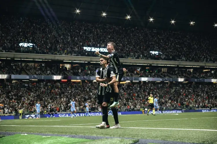 Bernard e Reinier comemorando gol do galo