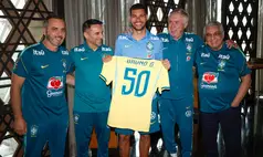 Bruno Guimarães é homenageado pelos 50 jogos com a Seleção