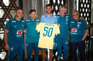 Bruno Guimarães foi homenageado pelos 50 jogos completos com a Seleção Brasileira (Foto: Rafael Ribeiro/CBF)