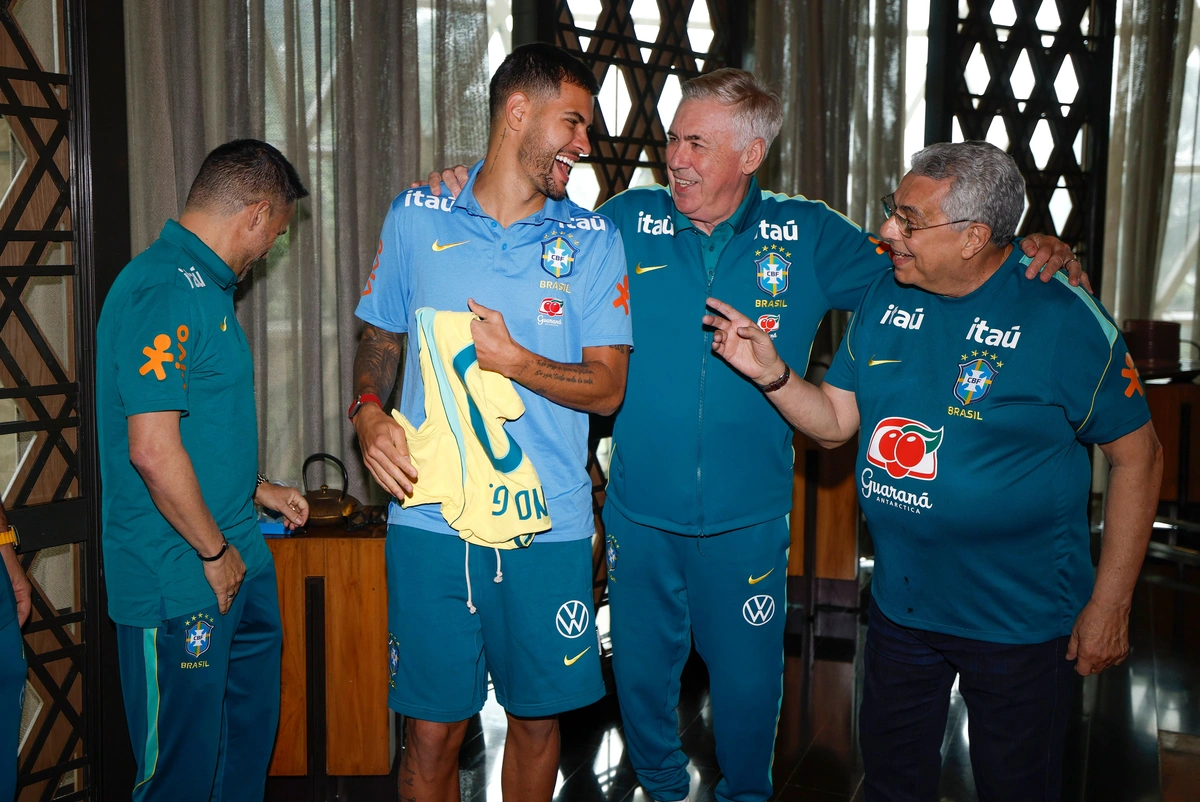 Bruno Guimarães foi homenageado pelos 50 jogos completos com a Seleção Brasileira