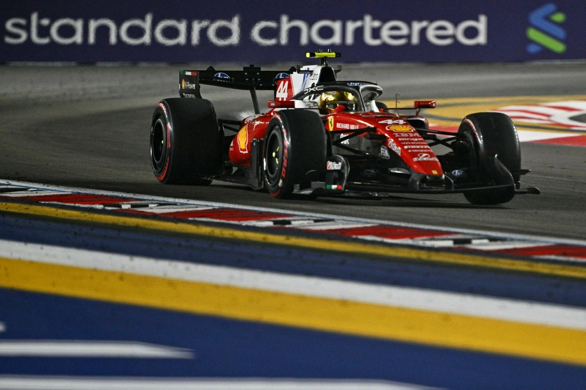 Hamilton sofreu no primeiro stint, ficou preso atrás de Leclerc no segundo e se irritou