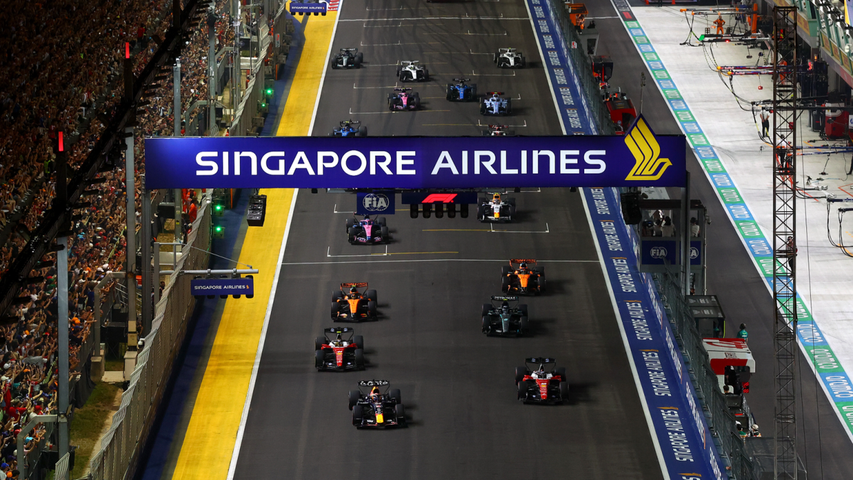 Leclerc tentou atacar Verstappen na curva 1, mas permaneceu em segundo