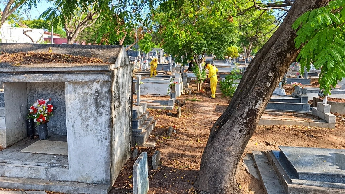 Limpeza de cemitérios para o Dia de Finados