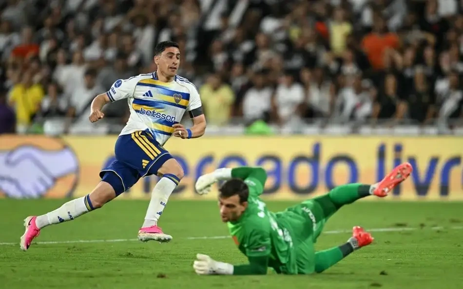 Miguel Merentiel marca o segundo gol do Boca no Maracanã