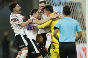 Muslera brilha e Estudiantes elimina o Flamengo nos pênaltis (Foto: imagem de reprodução)