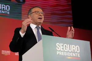 António José Seguro discursando no evento de encerramento de campanha em Porto antes do segundo turno presidencial (Foto: REUTERS)
