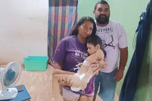 Benjamin com sua mãe dona Navegantes e o pai (Foto: Revista40graus)