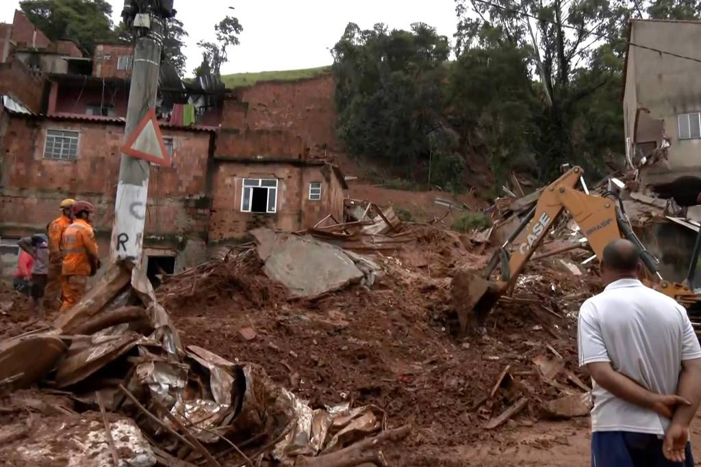 Bombeiros trabalham em área de desabamento na região de Parque Burnier em Juiz de Fora (MG)