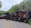 Caminhão tomba na BR-324 e deixa motorista ferido em São Raimundo Nonato