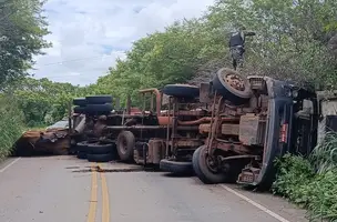 Caminhão tomba em São Raimundo Nonato (Foto: Reprodução)